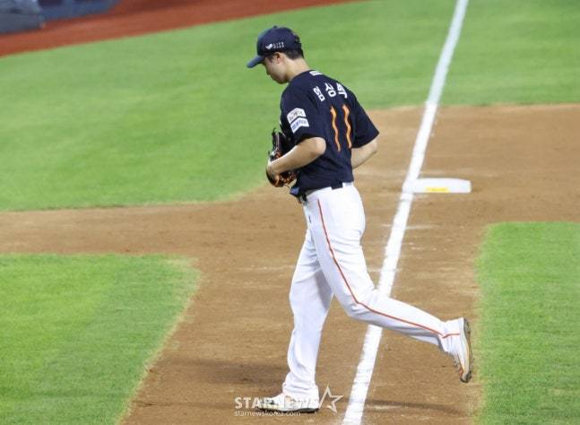 엄상백이 4회말 난타를 당한 후 강판되고 있다. /사진=김진경 대기자