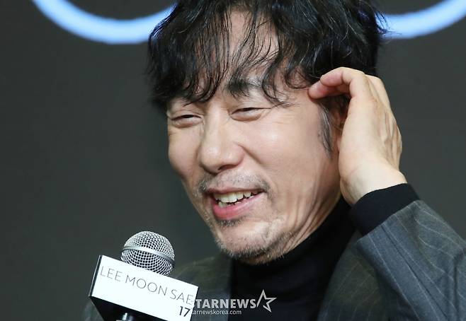 (서울=뉴스1) 권현진 기자 = 가수 이문세가 13일 서울 마포구 상암 스탠포드호텔에서 가진 정규 17집 기자간담회서 미소를 짓고 있다. 2024.11.13/뉴스1  Copyright (C) 뉴스1. All rights reserved. 무단 전재 및 재배포,  AI학습 이용 금지. /사진=(서울=뉴스1) 권현진 기자