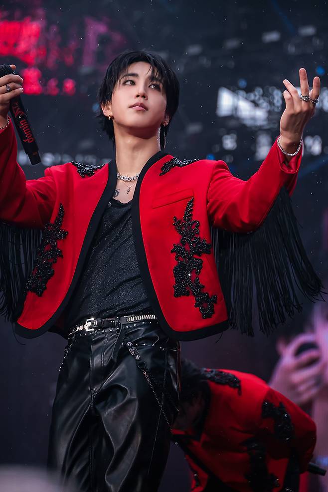 스트레이 키즈 런던 공연 한 이미지_Chk Chk Boom 무대 위 여유로운 한/사진제공=JYP엔터테인먼트