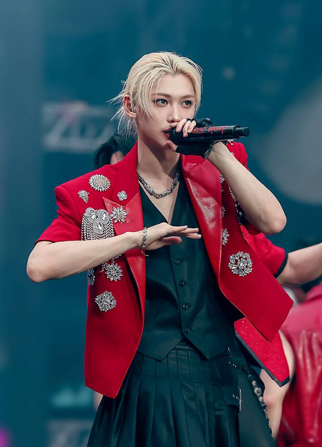 스트레이 키즈 런던 공연 필릭스 이미지_DOMINO 무대에서 저음 랩을 선보이는 필릭스/사진제공=JYP엔터테인먼트트