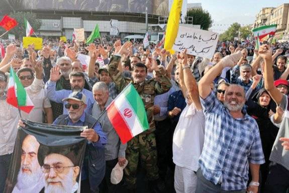 이란 도심에서 6월 22일(현지 시간) 미국의 공습에 항의하는 시위가 열렸다. 최근 이란 종교 지도자들은 트럼프 대통령에 대한 보복을 촉구하고 나섰다. 뉴시스