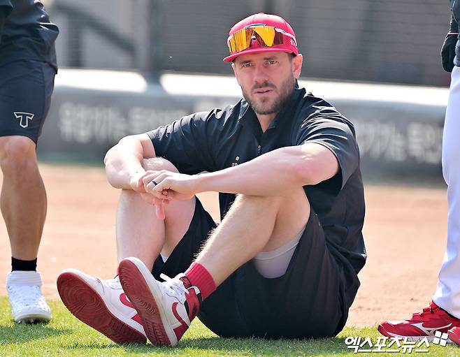 22일 오후 광주기아챔피언스필드에서 열리는 '2025 신한 SOL Bank KBO리그' NC 다이노스와 KIA 타이거즈의 개막전 경기, KIA 위즈덤이 웜업을 하고 있다. 엑스포츠뉴스 DB