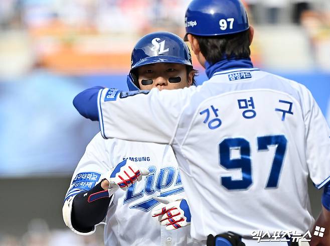26일 오후 대구삼성라이온즈파크에서 열린 '2024 신한 SOL Bank KBO 한국시리즈' KIA 타이거즈와 삼성 라이온즈의 4차전 경기, 1회말 1사 삼성 류지혁이 우전안타를 날린 후 기뻐하고 있다. 엑스포츠뉴스 DB