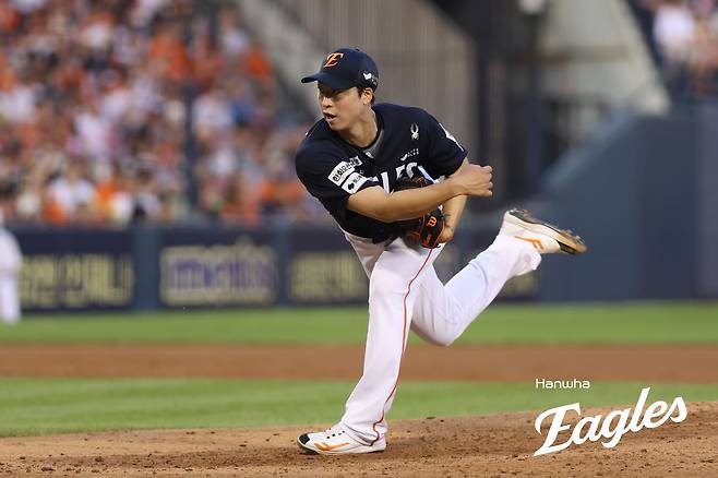 한화 이글스 엄상백이 23일 잠실 두산 베어스전에 구원 등판해 역투하고 있다. 한화 이글스