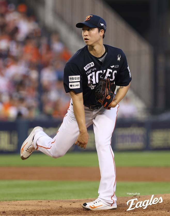 한화 이글스 엄상백이 23일 잠실 두산 베어스전에 구원 등판해 투구하고 있다. 한화 이글스