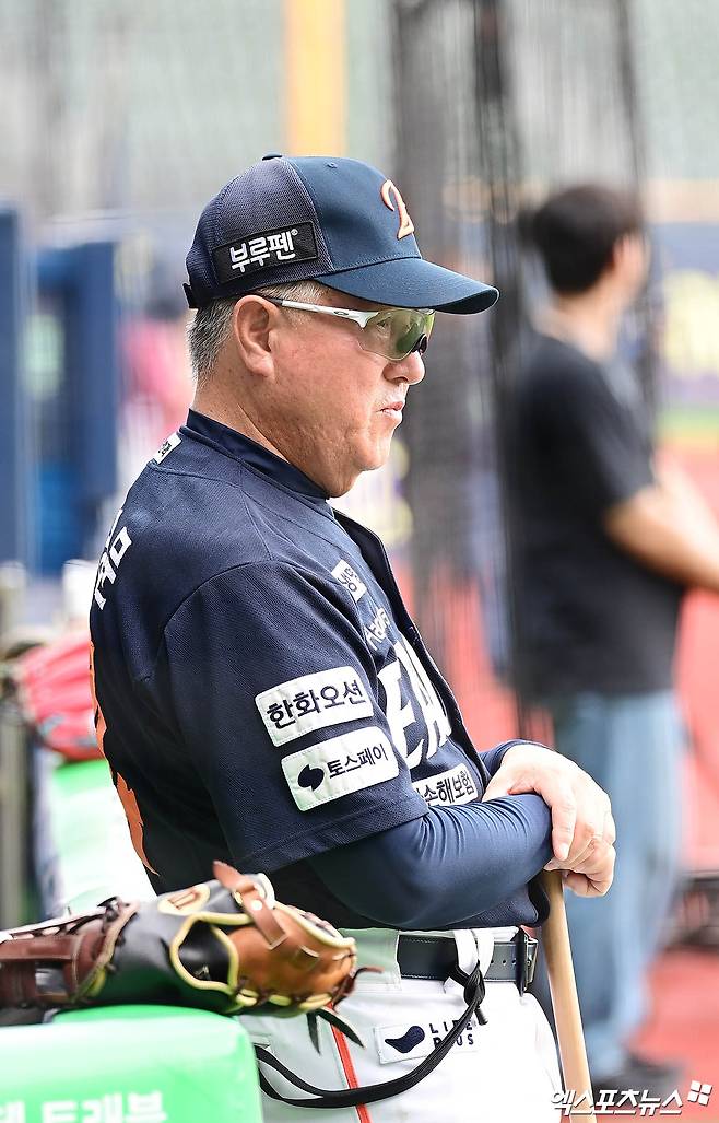 한화 이글스 김경문 감독이 지난 22일 잠실 두산 베어스전을 앞두고 선수들의 훈련을 지켜보고 있다. 엑스포츠뉴스 DB