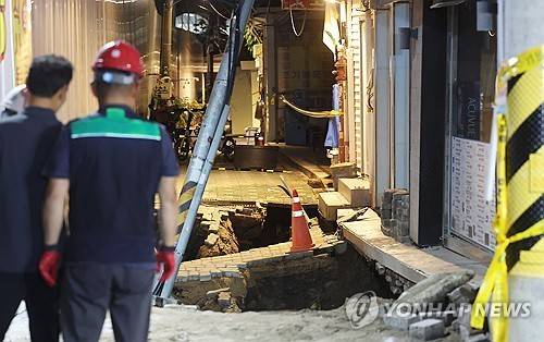 서울 동대문구 공사장서 2ｍ 지반 침하
    (서울=연합뉴스) 김주형 기자 = 23일 서울 동대문구 이문동의 한 공사장에서 지반 침하가 발생, 관계자들이 현장을 살펴보고 있다.
    동대문구청에 따르면 이문2동 복합청사 부설주차장 공사장에서 깊이 2m, 길이 5m 규모로 땅이 꺼졌다. 이로 인해 인근 건물이 기울어져 내부에 있던 공사장 인부 1명이 갇혔다가 구조됐다. 다른 인명피해는 현재까지 없는 것으로 파악됐다고 밝혔다. 2025.7.23
    kjhpress@yna.co.kr
(끝)