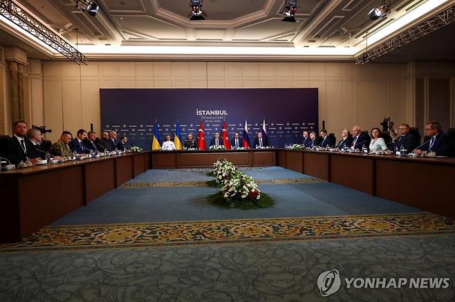 러·우크라 회담 (이스탄불 로이터=연합뉴스) 23일(현지시간) 오후 이스탄불 츠라안궁전에서 러시아(오른쪽)과 우크라이나(왼쪽) 대표단이 평화협상 3차 회담을 하고 있다. 2025.7.24 photo@yna.co.kr