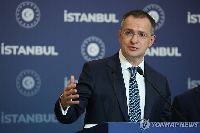 러·우크라 회담 (이스탄불 타스=연합뉴스) 23일(현지시간) 오후 블라디미르 메딘스키 크렘린궁 보좌관이 이스탄불 츠라안궁전에서 러시아와 평화협상 3차 회담 후 기자회견 중이다. 2025.7.24 photo@yna.co.kr