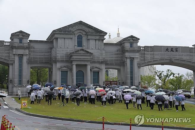 김건희 특검, 통일교 압수수색 (가평=연합뉴스) 임병식 기자 = 김건희 여사의 각종 의혹들을 수사하는 민중기 특별검사팀이 통일교 시설과 관계자를 대상으로 압수수색에 나선 18일 오전 경기도 가평군 통일교 본부에서 신도들이 집회를 열고 있다. 2025.7.18 andphotodo@yna.co.kr