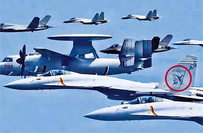 중국 해군 항공대 군용기들과 비행 중인 J-35 [홍콩 명보 캡처. 재판매 및 DB 금지]