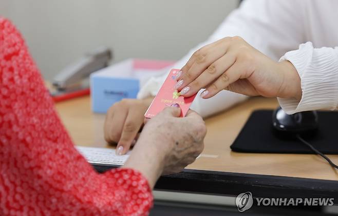 스티커로 색상 '단일화'…소비쿠폰 지급 (광주=연합뉴스) 김혜인 기자 = 24일 광주 북구 한 행정복지센터에서 한 가지 색상으로 단일화한 소비쿠폰 현물 카드를 배부하고 있다.
    광주시는 소득수준별 소비쿠폰 현물 카드 색상을 달리해 인권 감수성이 부족하다는 지탄을 받았고, 공무원들의 철야 작업으로 스티커를 붙여 색상을 통일했다. 2025.7.24 in@yna.co.kr