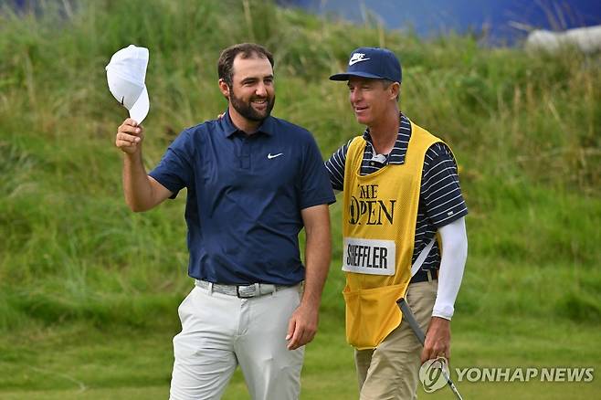 디오픈 우승 때 셰플러와 스콧. [AFP=연합뉴스]