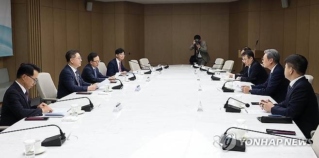 상법개정 관련 간담회 하는 경제단체 (서울=연합뉴스) 박일준 대한상의 상근부회장 및 경제8단체 부회장들이 24일 서울 중구 대한상의회관에서 상법개정 관련 간담회를 하고 있다. 2025.7.24 [대한상공회의소 제공. 재판매 및 DB 금지] photo@yna.co.kr