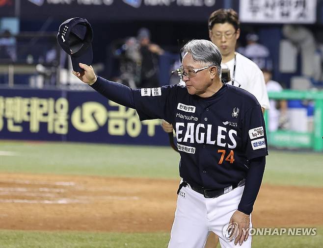 김경문 감독, 10연승 3번 이상 달성한 사령탑 기록 (서울=연합뉴스) 김주형 기자 = 22일 서울 잠실야구장에서 열린 프로야구 2025 신한 SOL 뱅크 KBO리그 두산베어스와 한화이글스 경기에서 10연승을 달성한 한화이글스 김경문 감독이 밝은 표정을 하고 있다. 
    김 감독은 역대 4번째로 10연승을 3번 이상 달성한 사령탑으로 기록된다. 2025.7.22 kjhpress@yna.co.kr