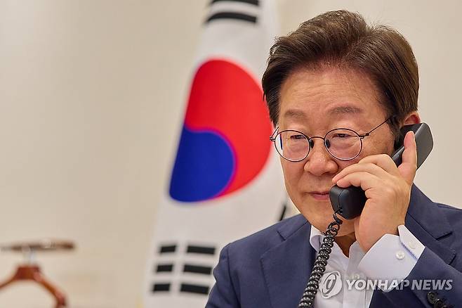 이재명 대통령, 스웨덴 총리와 전화 통화 (서울=연합뉴스) 이재명 대통령이 23일 서울 용산 대통령실 청사 집무실에서 울프 크리스테르손 스웨덴 총리와 전화 통화를 하고 있다. 2025.7.23 [대통령실 제공. 재판매 및 DB 금지] photo@yna.co.kr