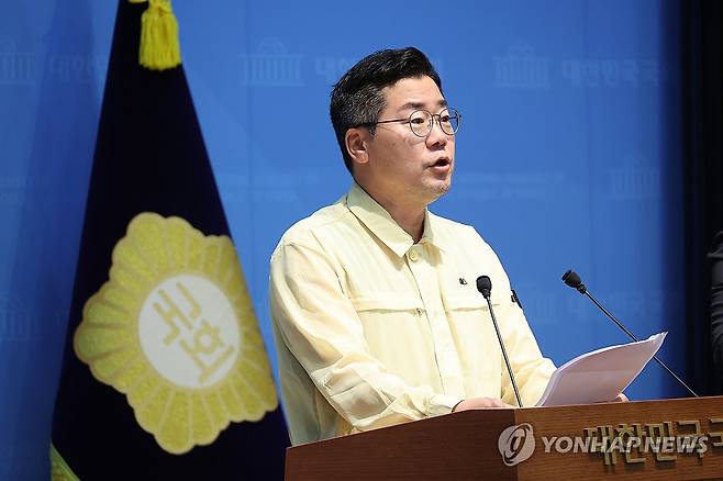 박찬대 의원 기자회견 (서울=연합뉴스) 박동주 기자 = 더불어민주당 대표 후보인 박찬대 의원이 24일 서울 여의도 국회 소통관에서 검찰개혁 등 현안 관련 기자회견을 하고 있다. 2025.7.24 pdj6635@yna.co.kr