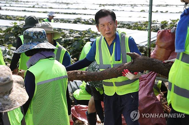 가평 수해 복구 현장 찾은 정청래 (가평=연합뉴스) 임병식 기자 = 더불어민주당 당 대표 선거에 출마한 정청래 의원이 24일 오전 경기도 가평군 조종면 현리 수해 현장에서 복구 작업을 돕고 있다. 2025.7.24 andphotodo@yna.co.kr