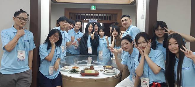 2025 모국 초청 연수에 참가한 차세대 동포들  켈리 마레트(왼쪽서 6번째) 씨가 23일 2025 차세대 동포 모국 초청 연수에 참가한 친구들과 기념사진을 찍고 있다. [재외동포협력센터 제공]