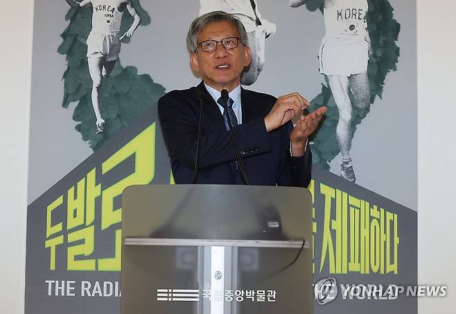 인사말하는 유홍준 국립중앙박물관장 (서울=연합뉴스) 서명곤 기자 = 24일 서울 용산구 국립중앙박물관에서 열린 광복 80주년 특별전 '두발로 세계를 제패하다' 사전공개회에서 유홍준 국립중앙박물관장이 인사말을 하고 있다. 2025.7.24 seephoto@yna.co.kr