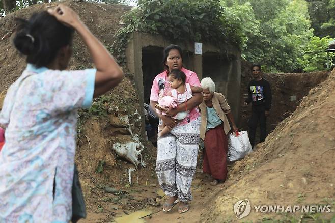 교전 발생으로 대피하는 태국 주민들 [AP=연합뉴스. 재판매 및 DB 금지]