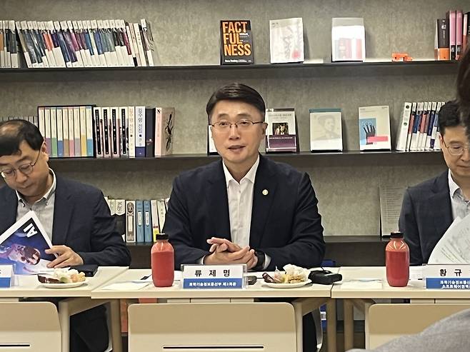 류제명 과기정통부 2차관  (서울=연합뉴스) 오지은 기자 = 24일 서울 용산구 바이브컴퍼니에서 열린 'AI 3대 강국 실현을 위한 연속 현장 소통 간담회'에서 류제명 과기정통부 2차관이 발언하고 있다. built@yna.co.kr