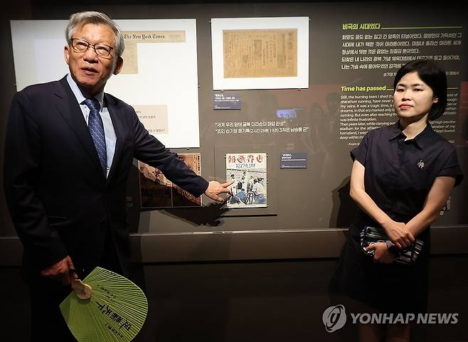 전시물 설명하는 유홍준 국립중앙박물관장 (서울=연합뉴스) 서명곤 기자 = 24일 서울 용산구 국립중앙박물관에서 열린 광복 80주년 특별전 '두발로 세계를 제패하다' 사전공개회에 유홍준 국립중앙박물관장이 세계화보 올림픽기념호에 대해 설명하고 있다.  2025.7.24 seephoto@yna.co.kr