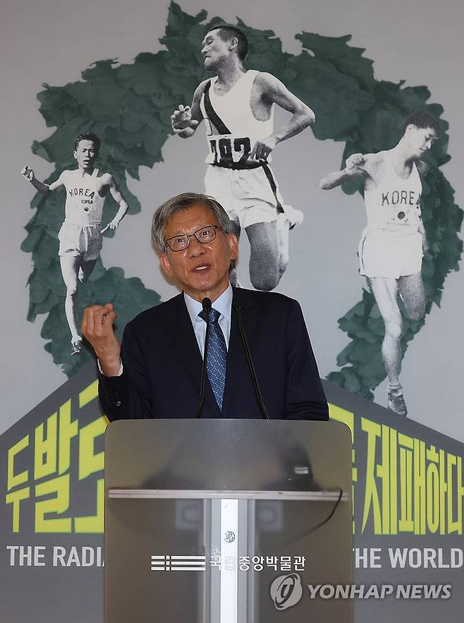 인사말 하는 유홍준 국립중앙박물관장 (서울=연합뉴스) 서명곤 기자 = 24일 서울 용산구 국립중앙박물관에서 열린 광복 80주년 특별전 '두발로 세계를 제패하다' 사전공개회에서 유홍준 국립중앙박물관장이 인사말을 하고 있다. 2025.7.24 seephoto@yna.co.kr