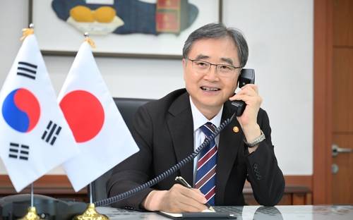 이와야 다케시 일본 외무상과 통화하는 조현 외교부 장관 [외교부 제공]