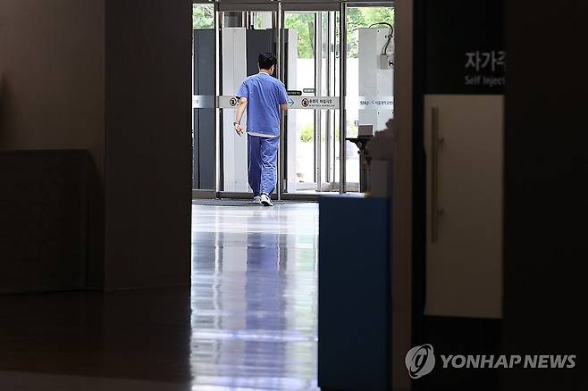 서울 시내 한 대형병원에서 의료관계자가 이동하고 있다. [연합뉴스 자료사진]