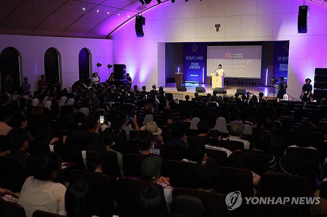 이태원참사 1천일, 추모의 밤 (서울=연합뉴스) 김성민 기자 = 10·29 이태원 참사가 발생한 지 1천일째를 맞은 24일 서울 중구 명동성당 꼬스트홀에서 열린 '천일의 그리움, 천 번의 약속' 추모 행사에서 송해진 유가족협의회 운영위원장이 발언하고 있다. 2025.7.24 ksm7976@yna.co.kr