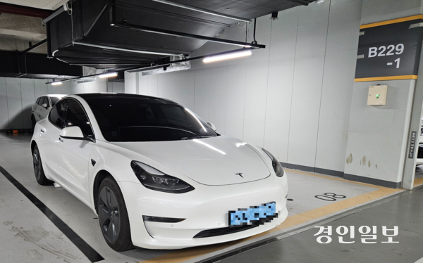 수원의 한 중고차 매매단지 내에 전기차가 전시돼있다. 2025.7.24 /김지원기자 zone@kyeongin.com