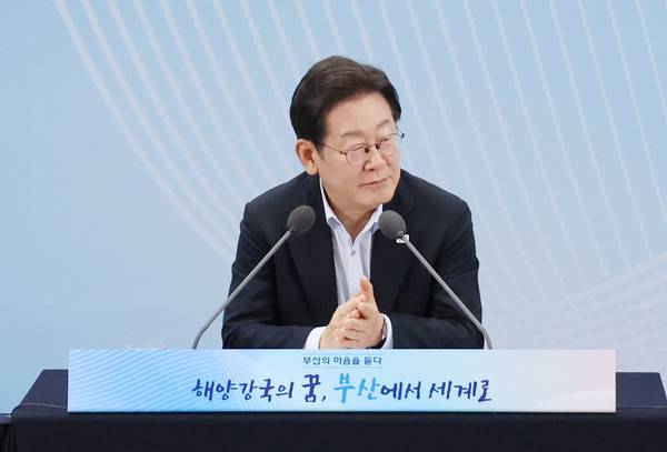 이재명 대통령이 25일 부산 부경대에서 열린 타운홀미팅 ‘부산의 마음을 듣다’ 간담회에서 김경수 대통령 직속 지방시대위원장 발언에 박수치고 있다. 2025.7.25 /연합뉴스