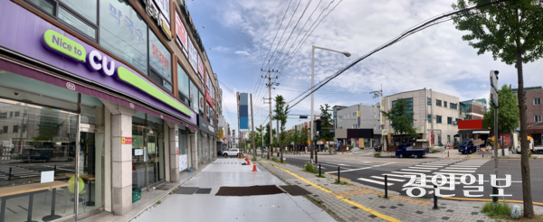 수원시 권선구의 A건물 1층에 자리한 CU 매장이 영업을 중단한 채 점유된 상태로 남아 있고, 사진 오른편 맞은편 건물에 신규 CU 점포 입점이 추진 중이다. A건물의 기존 CU 점주는 담배권을 60m 인근 무영업 건물로 이전해 A건물에는 어떤 점포도 담배를 팔 수 없게 됐다. 2025.7.24 /유혜연기자 pi@kyeongin.com