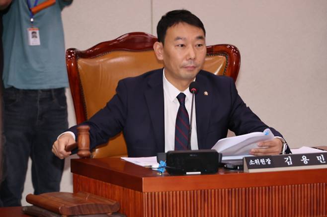 ▲ 2일 국회 법제사법위원회에서 더불어민주당 김용민 법안심사제1소위원장이 상법 일부개정법률안 등 안건을 심사하기 위한 소위 회의를 개의하며 의사봉을 두드리고 있다. /연합뉴스
