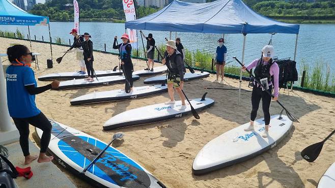 세종시시설관리공단이 세종호수공원 물놀이섬에서 시민들에게 새로운 수상레저 체험 기회를 제공한다. /세종시시설관리공단 제공