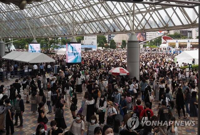 일본의 K팝 팬들이 (2022년 8월) 28일 'SM타운 라이브 2022'(SMTOWN LIVE 2022) 공연이 열리는 도쿄의 도쿄돔에 입장하고 있다. 연합뉴스 제공