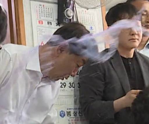 전북 전주와 완주 통합을 위해 외연 확장에 나선 우범기 전주시장이 25일 오전 11시 50분께 완주군 봉동의 한 식당에서 통합 반대 군민으로부터 '물벼락'을 맞고 있다. 연합뉴스 제공