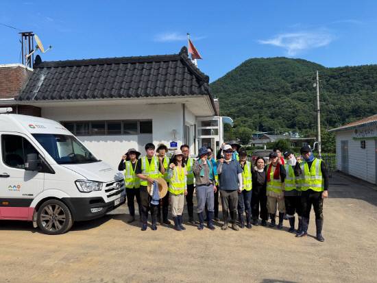 경남사회서비스원(원장 조철현)은 22일 집중호우와 산사태로 큰 피해를 입은 합천군에 침수가옥 복구를 위해 직원 20여명이 긴급 지원 활동을 펼쳤다.