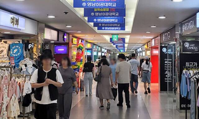 '극한호우'가 끝나고 폭염이 본격화되면서 더위를 피해 지하상가와 백화점 등 쇼핑몰을 찾는 '몰캉스족'이 늘어나고 있다. 사진은 대구시 중구 대현프리몰 대구점을 찾은 시민들의 모습. 권영진 기자