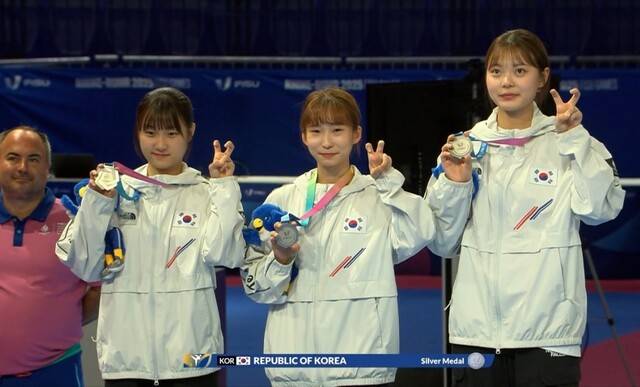 성주군청 소속 태권도 손민선(중간) 선수가 '2025 라인루르 하계세계대학경기대회'에서 은메달을 획득, 성주군의 위상을 높였다. 성주군 제공