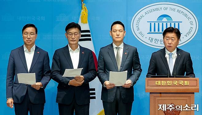 위성곤, 문대림, 김한규 국회의원과 오영훈 제주도지사(왼쪽부터)가 2024년 10월8일 국회 소통관에서 기자회견을 열어 조속한 주민투표를 촉구하는 모습. [사진제공-제주특별자치도]