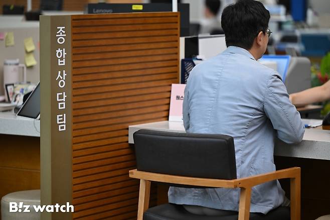 정부가 수도권과 규제지역의 주택담보대출 한도를 6억원으로 제한하는 초강수 조치를 취한 가운데 지난달 30일 서울의 한 시중은행에서 시민들이 대출상담을 받고 있다./사진=이명근 기자 qwe123@