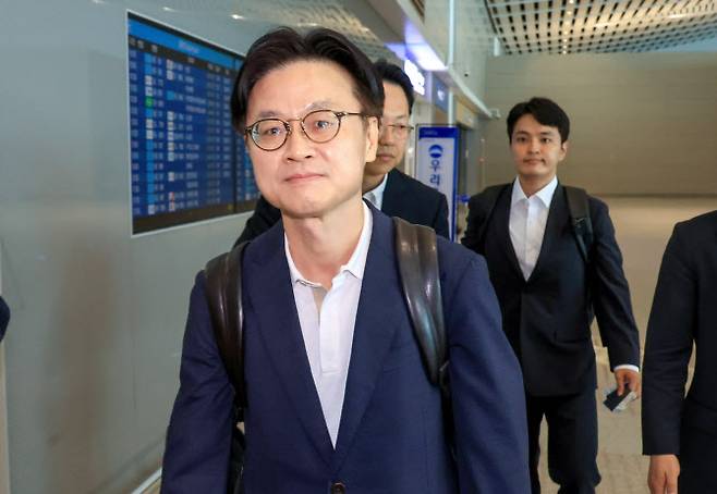 김정관 산업통상자원부 장관이 대미 통상 협상과 관련, 23일 인천국제공항을 통해 미국 워싱턴으로 출국하고 있다. (사진=연합뉴스)
