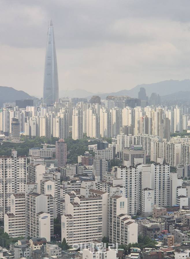 [이데일리 노진환 기자] 이달 6일 서울 강동구 강동역 인근에서 바라본 서울 시내 아파트의 모습.