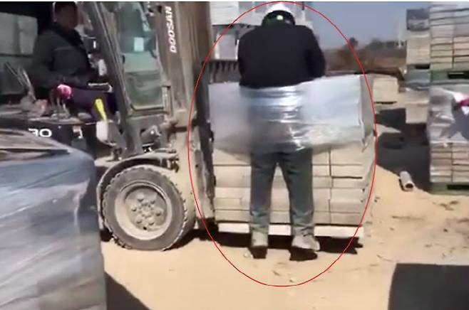 전남 나주 한 공장에서 지게차 화물에 결박된 이주노동자 A씨. (사진=연합뉴스)