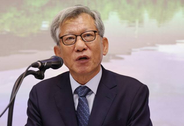 유홍준 신임 국립중앙박물관장이 24일 서울 용산구 국립중앙박물관에서 열린 기자간담회에서 소감을 밝히고 있다(사진=연합뉴스).