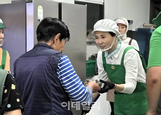 김혜경 여사(오른쪽)가 배식 봉사를 하고 있다.(사진=가평군 제공)