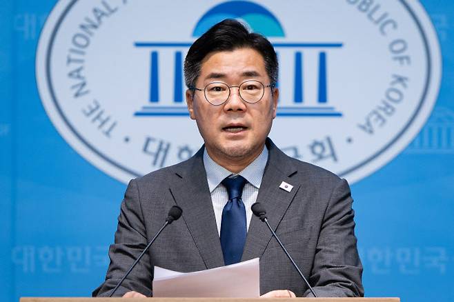 박찬대 더불어민주당 당대표 후보가 25일 서울 여의도 국회 소통관에서 기자회견을 열고 윤석열 전 대통령 내란 사태에서 ‘인간 방패’ 역학을 한 국민의힘 국회의원 45명에 대한 제명 촉구 결의안 발의를 밝히고 있다. (사진=뉴스1)
