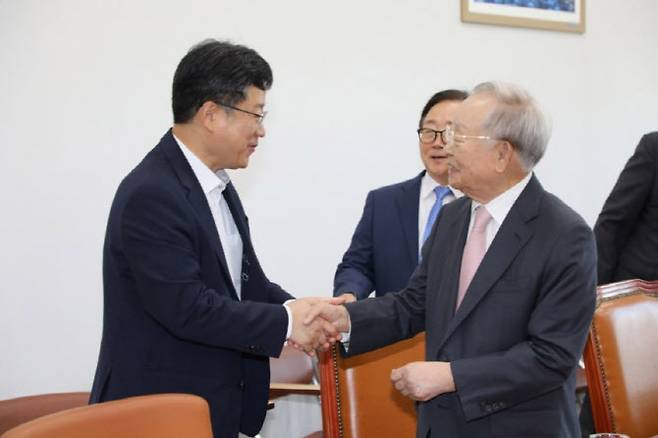 손경식 한국경영자총협회 회장(오른쪽)이 안호영 국회 환경노동위원회 위원장과 만났다. (사진=한국경영자총협회)
